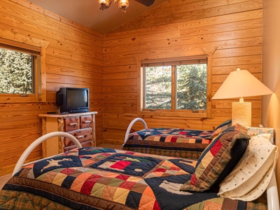 Mountain Log Home Located in the Heart of Ski Country USA - image 35