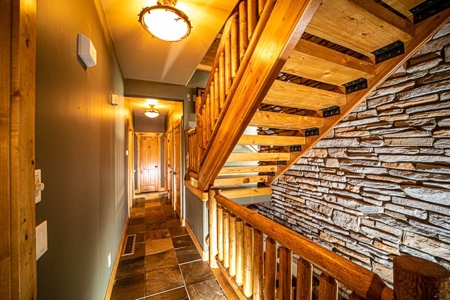 Mountain Log Home Located in the Heart of Ski Country USA - image 31