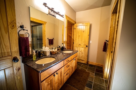 Mountain Log Home Located in the Heart of Ski Country USA - image 18