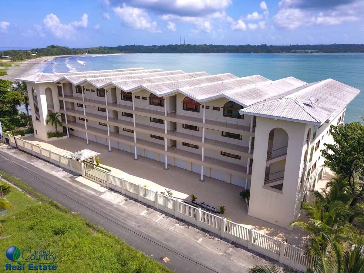 Hotel de Condominios frente al mar — Bocas Bay Resort, Bocas Town - 3