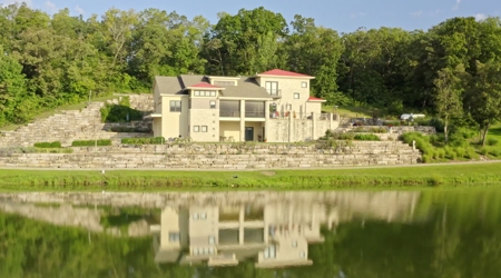 Luxury Lakeside Resort & Event Venue For Sale in Kansas - image 8