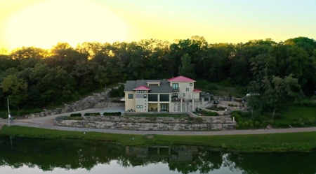 Luxury Lakeside Resort & Event Venue For Sale in Kansas - image 44