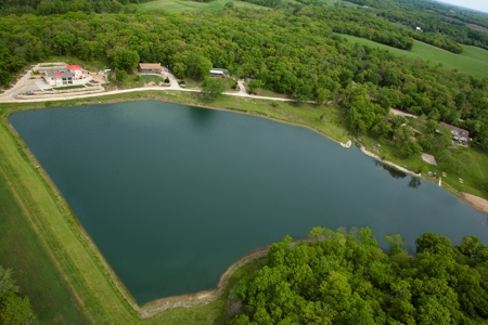 Luxury Lakeside Resort & Event Venue For Sale in Kansas - image 1