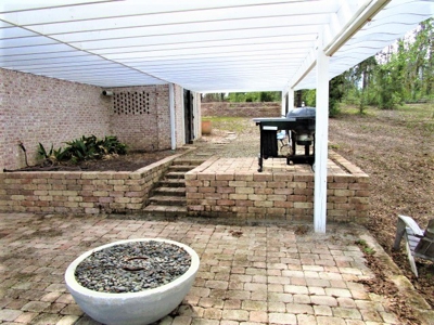 Gorgeous Private lake front home in Florida with land - image 40