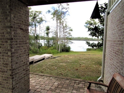 Gorgeous Private lake front home in Florida with land - image 9