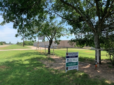 Warehouse/Storage Business For Sale in Devine, TX - image 1