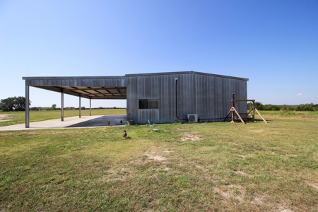 Land for Sale in Gatesville, Texas with Barndo and Hunting - image 17