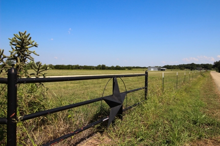 Land for Sale in Gatesville, Texas with Barndo and Hunting - image 2