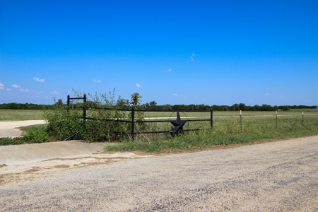 Land for Sale in Gatesville, Texas with Barndo and Hunting - image 24