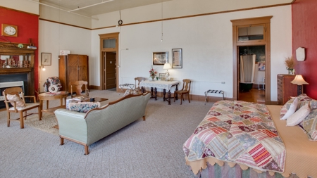 Bed & Breakfast For Sale Arizona historic mountain business - image 28