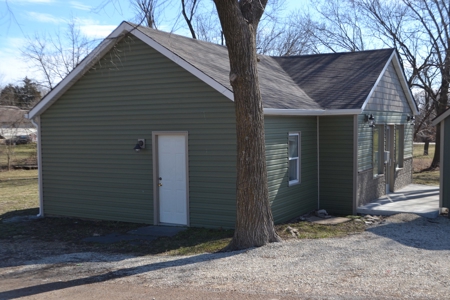 FOR SALE Commercial building, potential residence - image 1