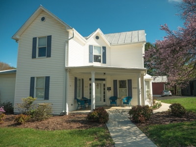 Stunning Historical Home for Sale in The Town of Floyd VA! - image 4