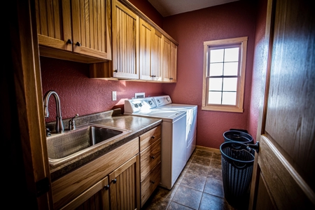 Beautiful Southern Iowa Lakefront Home - image 8