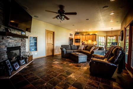 Beautiful Southern Iowa Lakefront Home - image 10