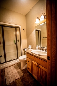 Beautiful Southern Iowa Lakefront Home - image 2
