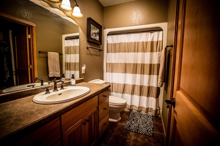 Beautiful Southern Iowa Lakefront Home - image 13