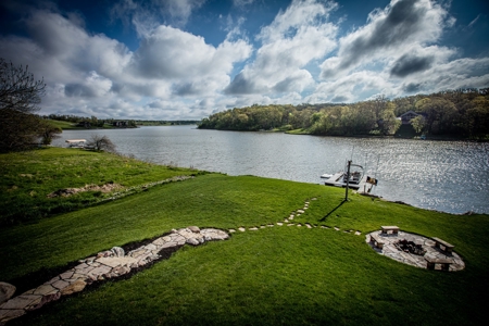 Beautiful Southern Iowa Lakefront Home - image 34