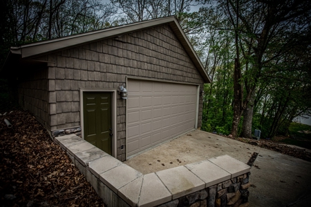 Beautiful Southern Iowa Lakefront Home - image 30