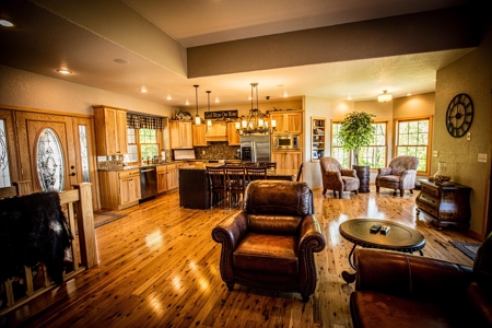 Beautiful Southern Iowa Lakefront Home - image 3