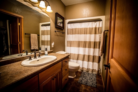 Beautiful Southern Iowa Lakefront Home - image 24