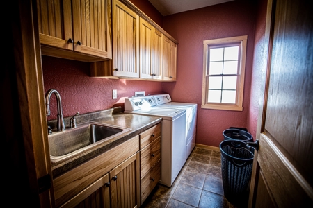 Beautiful Southern Iowa Lakefront Home - image 21