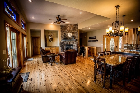 Beautiful Southern Iowa Lakefront Home - image 11