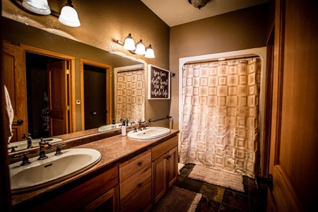 Beautiful Southern Iowa Lakefront Home - image 4