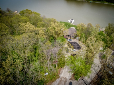 Beautiful Southern Iowa Lakefront Home - image 41