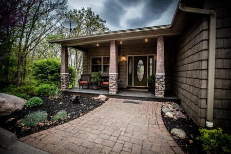 Beautiful Southern Iowa Lakefront Home - image 32