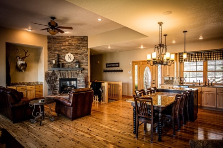 Beautiful Southern Iowa Lakefront Home - image 16