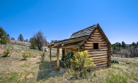 Quintessential Log Cabin - image 25