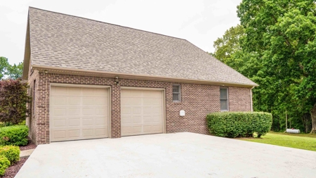 4000 Square Foot Brick Home On 3 Acres - image 11