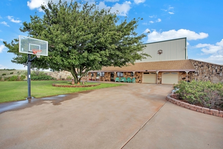 Large Country Home On Acreage With Multiple Shops - image 9