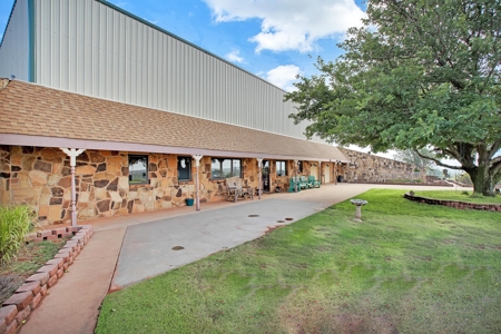 Large Country Home On Acreage With Multiple Shops - image 11