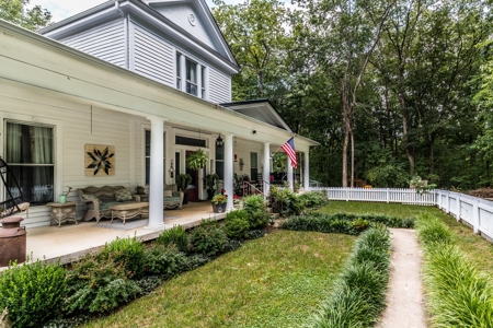 Country Estate with Acreage for Sale in Columbia, Tennessee - image 4