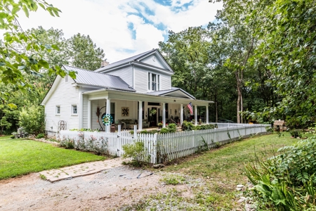 Country Estate with Acreage for Sale in Columbia, Tennessee - image 2
