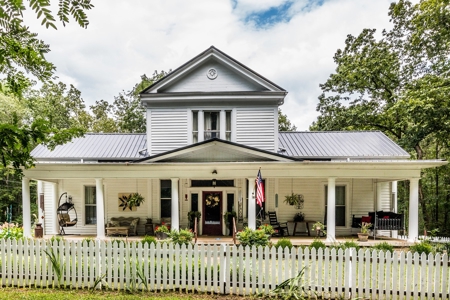 Country Estate with Acreage for Sale in Columbia, Tennessee - image 1