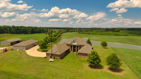Private Luxury Farm For Sale in Tennessee with Lake - image 13