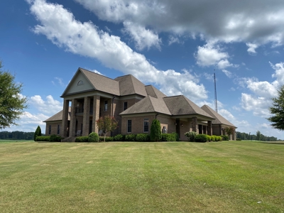 Private Luxury Farm For Sale in Tennessee with Lake - image 1