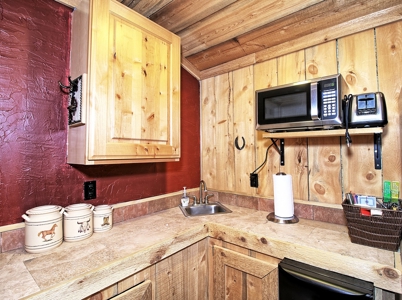 Outfitters Compound Equine Facility VRBO Bed & Breakfast - image 41