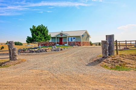 Outfitters Compound Equine Facility VRBO Bed & Breakfast - image 2