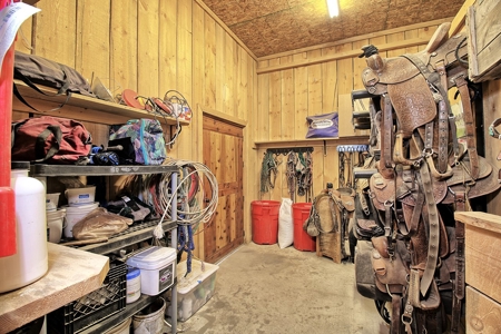 Outfitters Compound Equine Facility VRBO Bed & Breakfast - image 48