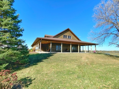 Beautiful Home in the Country with Lake and Wildlife - image 5