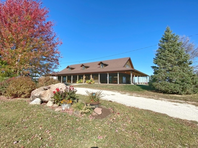 Beautiful Home in the Country with Lake and Wildlife - image 4