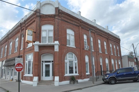 Beautiful, Well Cared For Historic Building in Rural Town - image 1