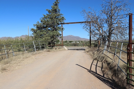 80 acres in historic Dragoon, AZ on Flying Horseshoe Ranch - image 1