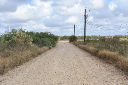 Warehouse, office, & 2.5 AC For Sale in Heart of Eagle Ford! - image 4