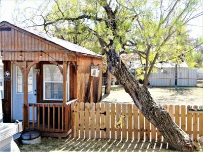 Almost new Cabin at Beautiful Lake Brownwood - image 26