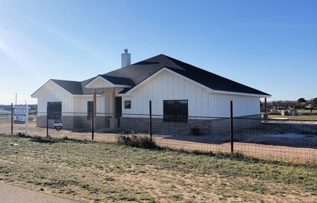 New beautiful home outside city limits in San Angelo, TX - image 3