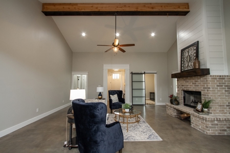 New beautiful home outside city limits in San Angelo, TX - image 23
